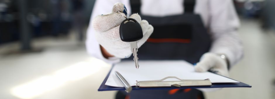 mechanic handing over car keys after maintenance check